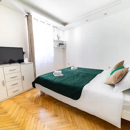 Luxury Corner In Centre With Terrace Apartment